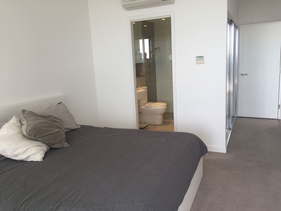 Main Bedroom - King Bed
