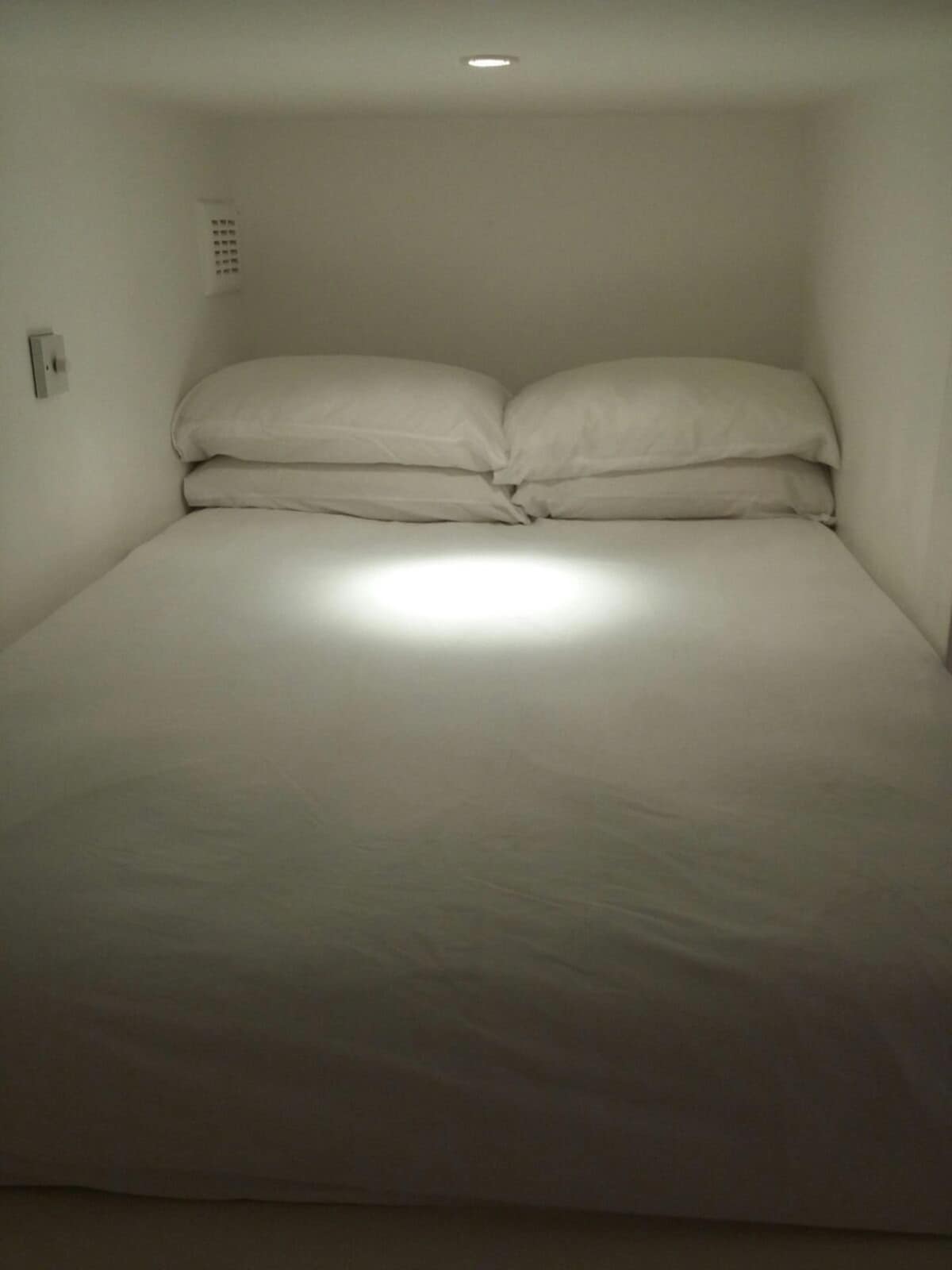 كبسولة نوم مزدوجة في ميزانين.