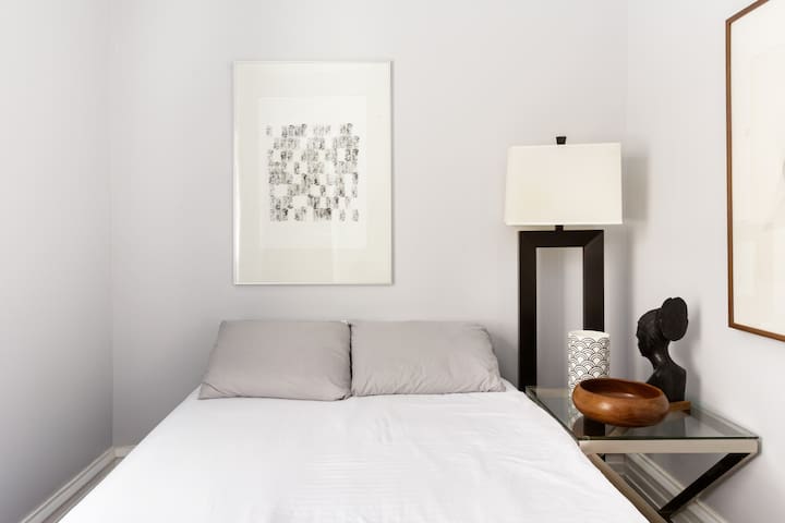 Contemporary Apartment Near Wrigley Field w/ Yard gallery image 5