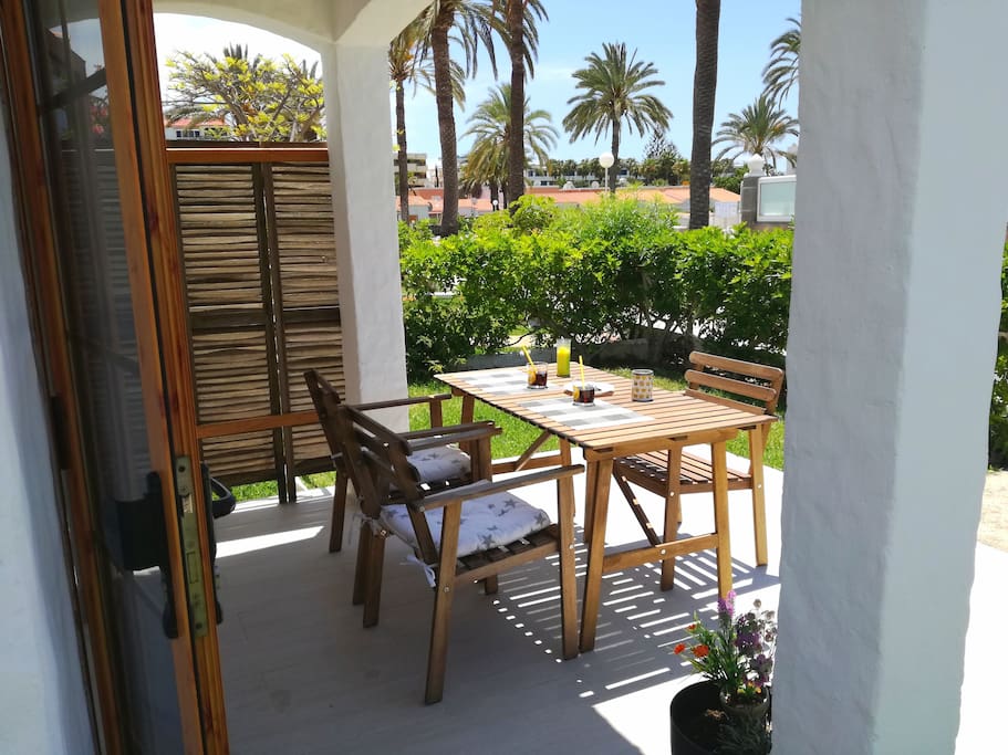 Terraza privada con muebles