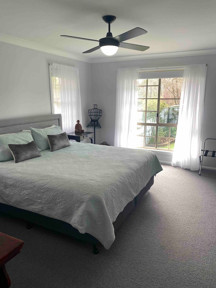 ห้องนอน #1 เตียงคิงไซส์แล้ว ห้องพักขนาดใหญ่ที่สวยงามพร้อมเตียงที่สบายมากมองเห็นลานใบไม้ที่สวยงาม ห้องน้ำในตัวมีโถสุขภัณฑ์อ่างล้างมือและฝักบัวอาบน้ำ  