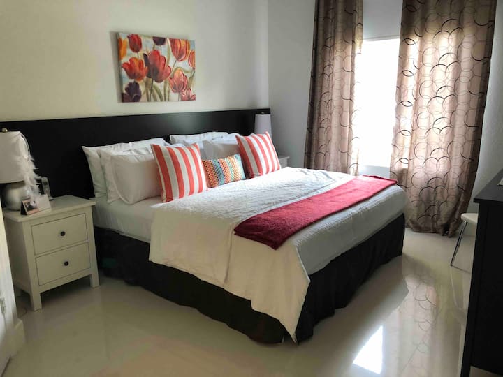 เตียงคิงไซส์เตียงเด็กอ่อนรถเข็นเด็กและตู้เสื้อผ้าพร้อมตู้นิรภัย