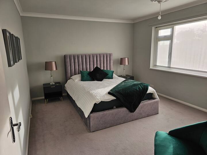 Luxurious flat in Loughton 1 King Bed Flats for Rent in England