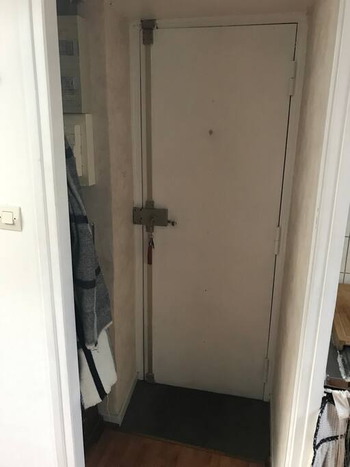 Petite entrée avec porte-manteaux.