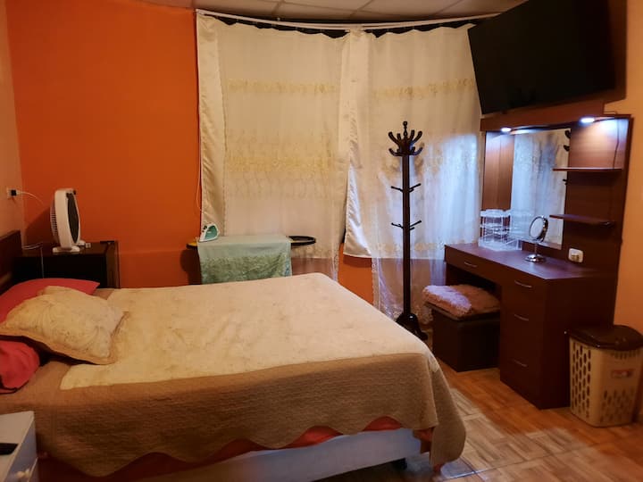 חדר גדול עם מיטה בגודל 2.5, מזרן נוח במיוחד, שידת לילה, מגהץ ושידה גדולה ומרווחת. לנוחות האורחים, יש טלוויזיה חכמה 50 אינץ' עם YouTube ו-Netflix בלבד, וערוצי טלוויזיה לאומיים. 