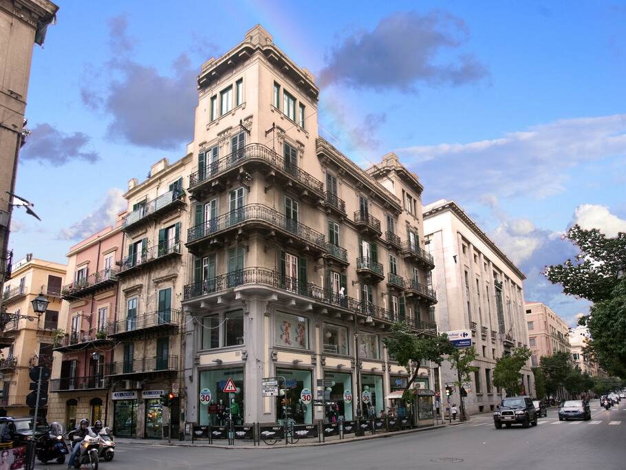 Prospetto angolare del palazzo Liberty. Il monovano è in corrispondenza della torretta di destra.