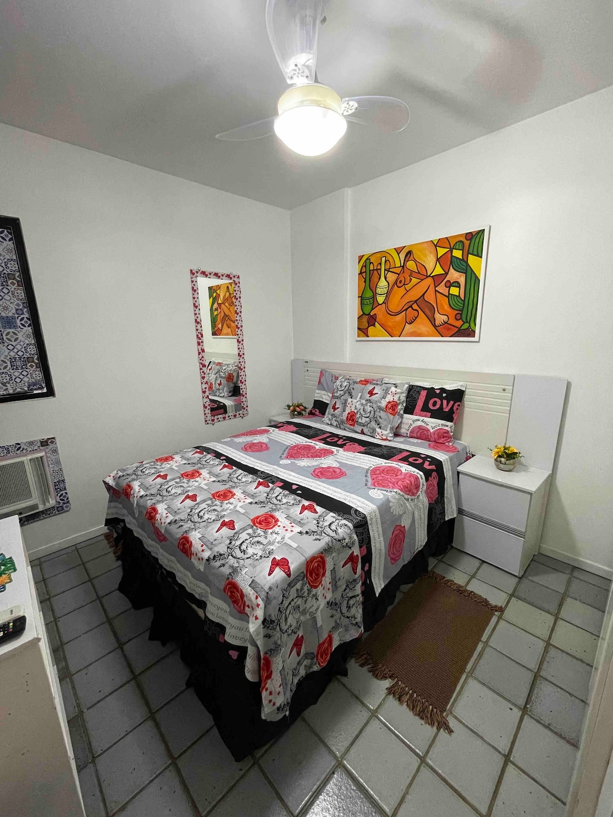 Двойна спалня с вентилатори на тавана и климатик.