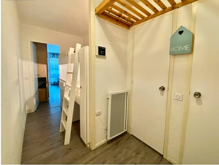 Entrance with bunk beds (80x200). Separated from the living room by a door