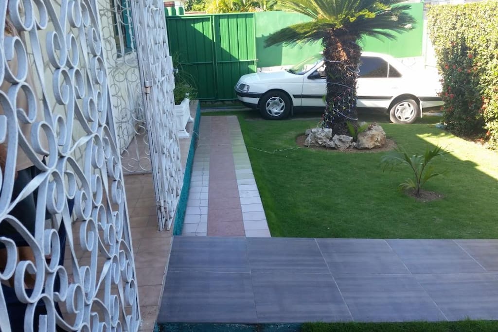 Front porch and access to the parking space,Vista del portal y acceso al parqueo.