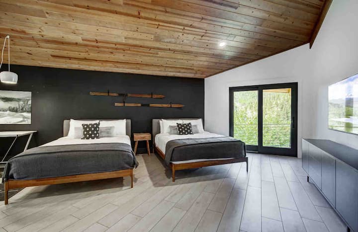 سريران كبيران. سطح مع إطلالة على جبال بريكنريدج 