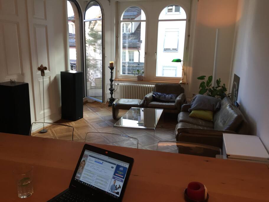 Beautiful living room with sofa, dinner table for up to 10 people and access to balcony. Ceilings in stukk