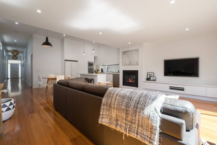 4BR Home, Top Family Area, Easy City Train Access gallery image 2