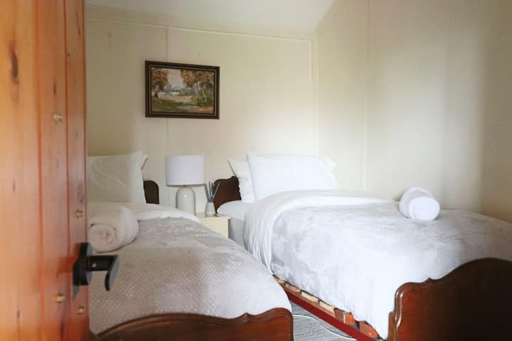 reverse cycle air con, 100% cotton linen, block out blinds, fan, electric blankets