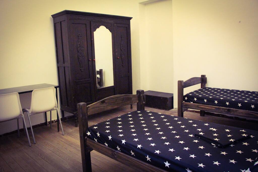 Habitación doble. Muy amplia, para hasta dos personas. Con baño privado. Puede ser con dos camas individuales o de dos plazas. Proveemos la ropa de cama y la limpieza de la habitación. Patio disponible para lavar/colgar ropa, mediotanque para asados!
Cocinas equipadas disponibles, espacios comunes y recepción las 24 horas en la planta alta de la casa (hostel).