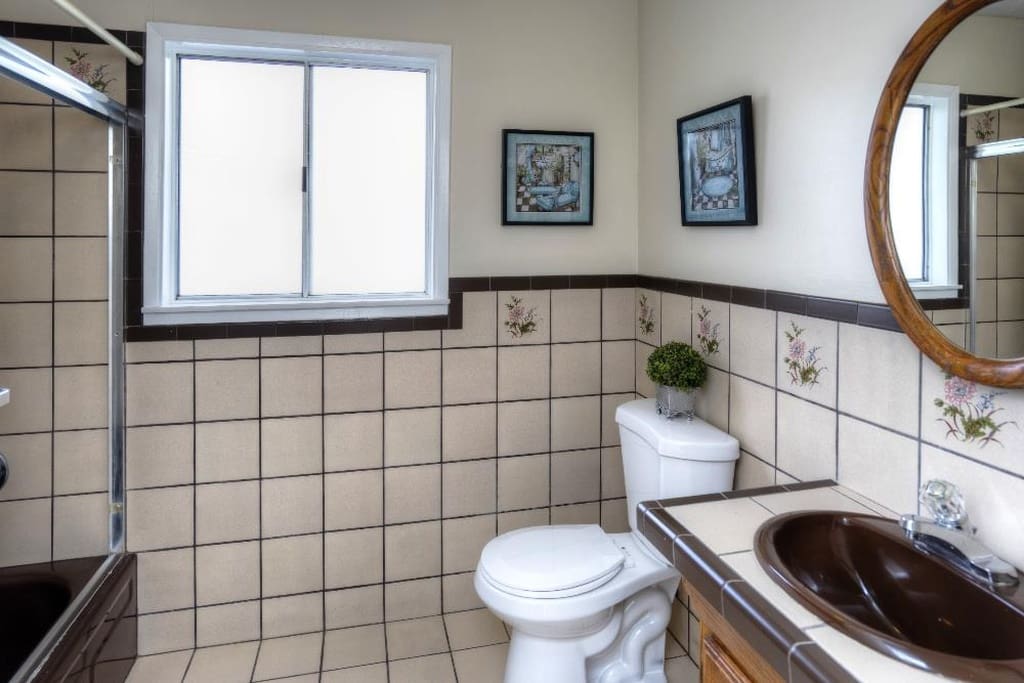 Bathroom with shower/tub combo