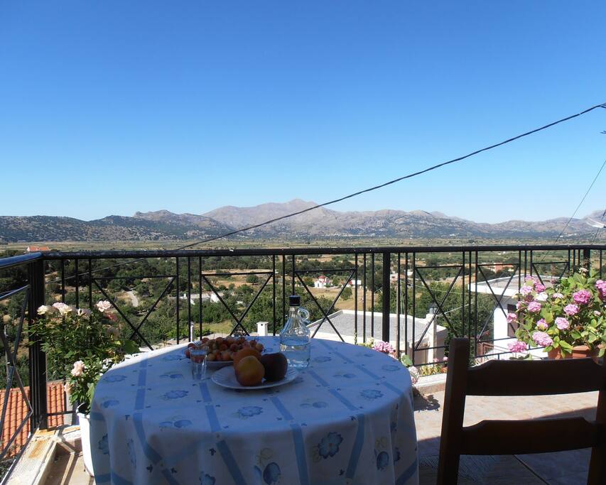 μπαλκόνι με θέα στον κάμπο