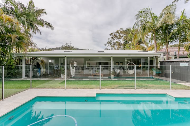 Hampton’s Beach House.- Tropical Pool!