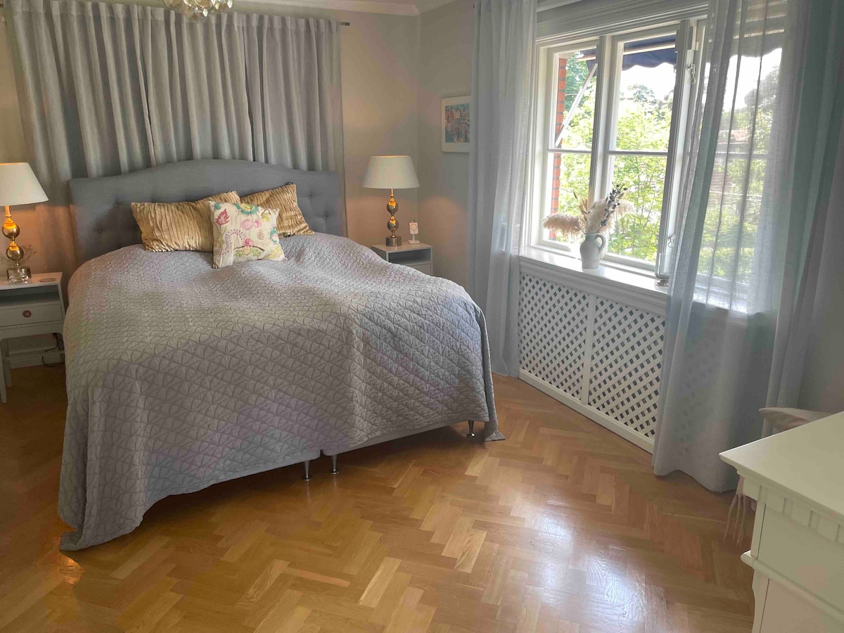 Kjo është dhoma kryesore e gjumit me hapësirë të bollshme me një krevat 180 cm të gjerë. 
Dhoma është në katin e dytë dhe me pamje nga kopshti. Ka dy gardëroba bujare për rrobat e tua. Një ambient zjarri në dhomë për më shumë komoditet. Ne bëjmë një gjumë të mirë!