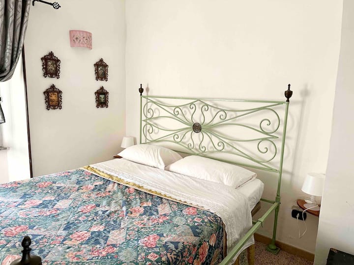 « La chambre, calme et confortable, est conçue pour un repos profond. »