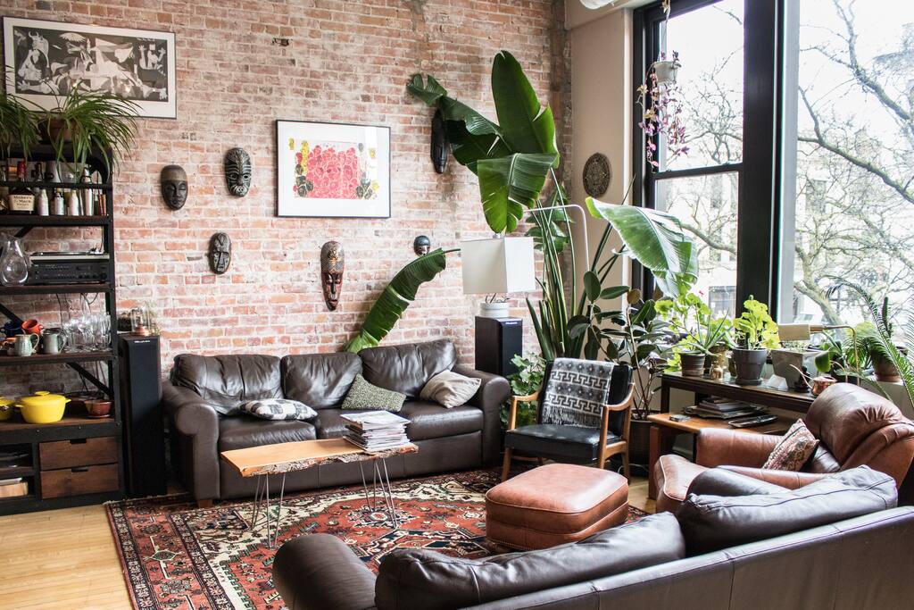 "My family and I were in Ann Arbor for my graduation. Walking into the loft, we felt immediate comfort and were transported to home. Jen and Alex were prepared for all our potential questions with notes and detailed instructions. They even had little snacks in each bedroom for all of us to enjoy. The place is lovely and I highly recommend it." --Nairobi *****