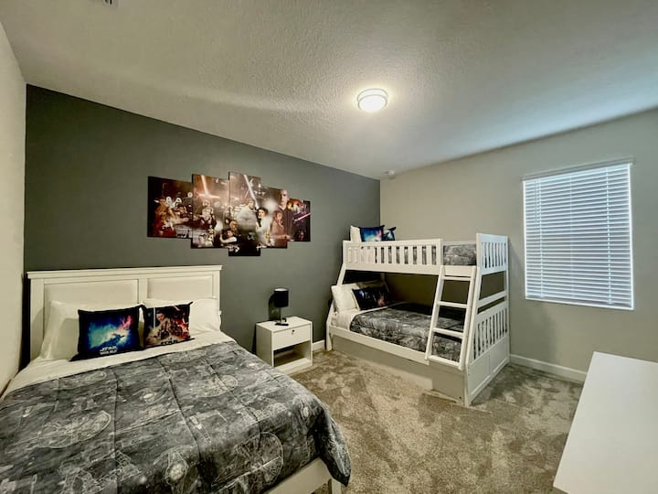 Dormitorio con litera secundaria con 2 camas de matrimonio y 2 camas individuales y un televisor inteligente de 43pulgadas con canales básicos por servicio de espectros.