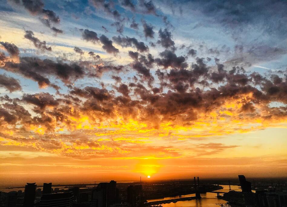 Brand New 2 bedroom apartment with beautiful views around CBD(Real Shot from living room, just a normal sunset you could enjoy everyday, by iPhone 7)