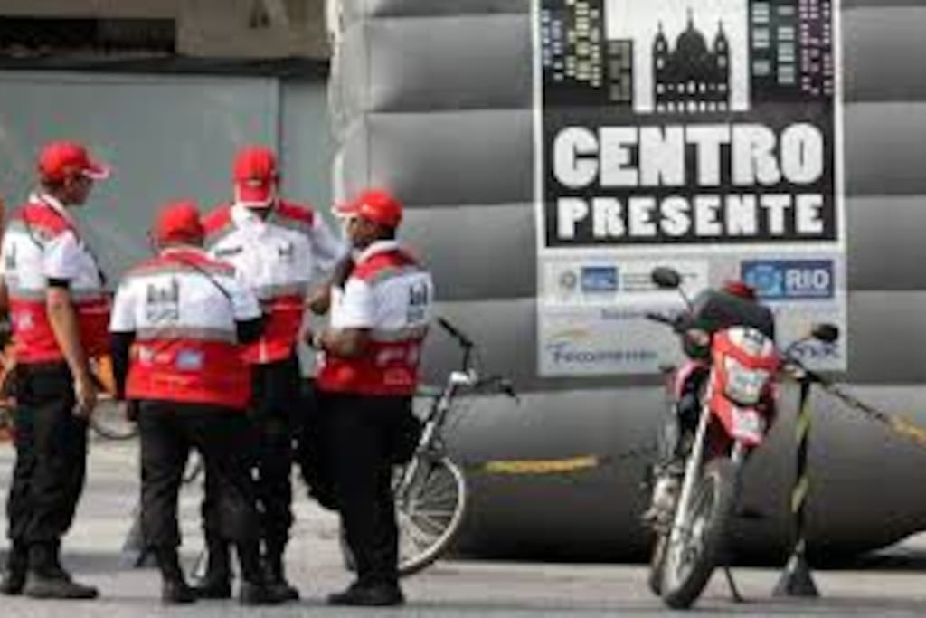 As Operações Centro Presente, Lapa Presente e Aterro Presente, que são grupos de policiais circulando a pé, de motocicletas e bicicletas tornou o Centro do Rio uma região bem segura.
