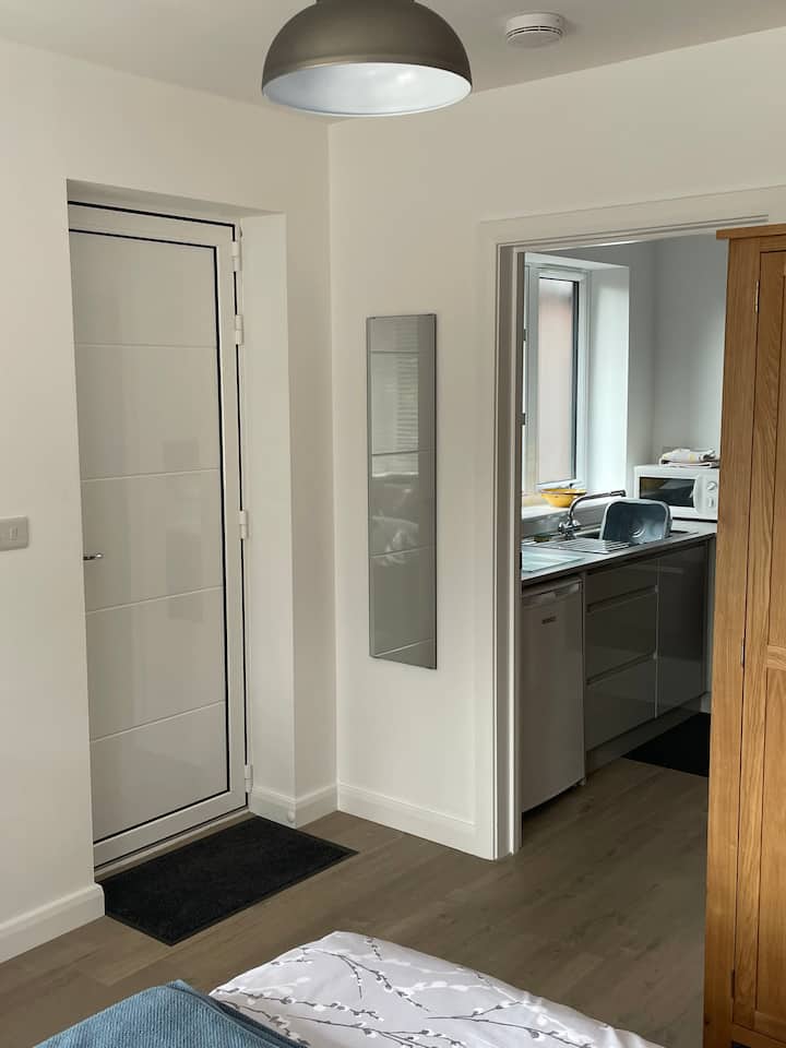 Self Contained Studio With Own Entrance & Parking - Staines