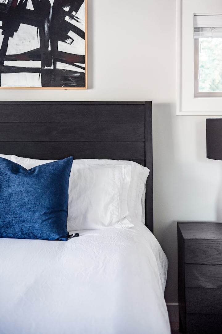 החדר המופשט הוא הסוויטה הראשית בקומה השנייה של הבית וכוללת חדר רחצה צמוד עם כיור כפול, מקלחת ואמבטיה עומדת לבד.