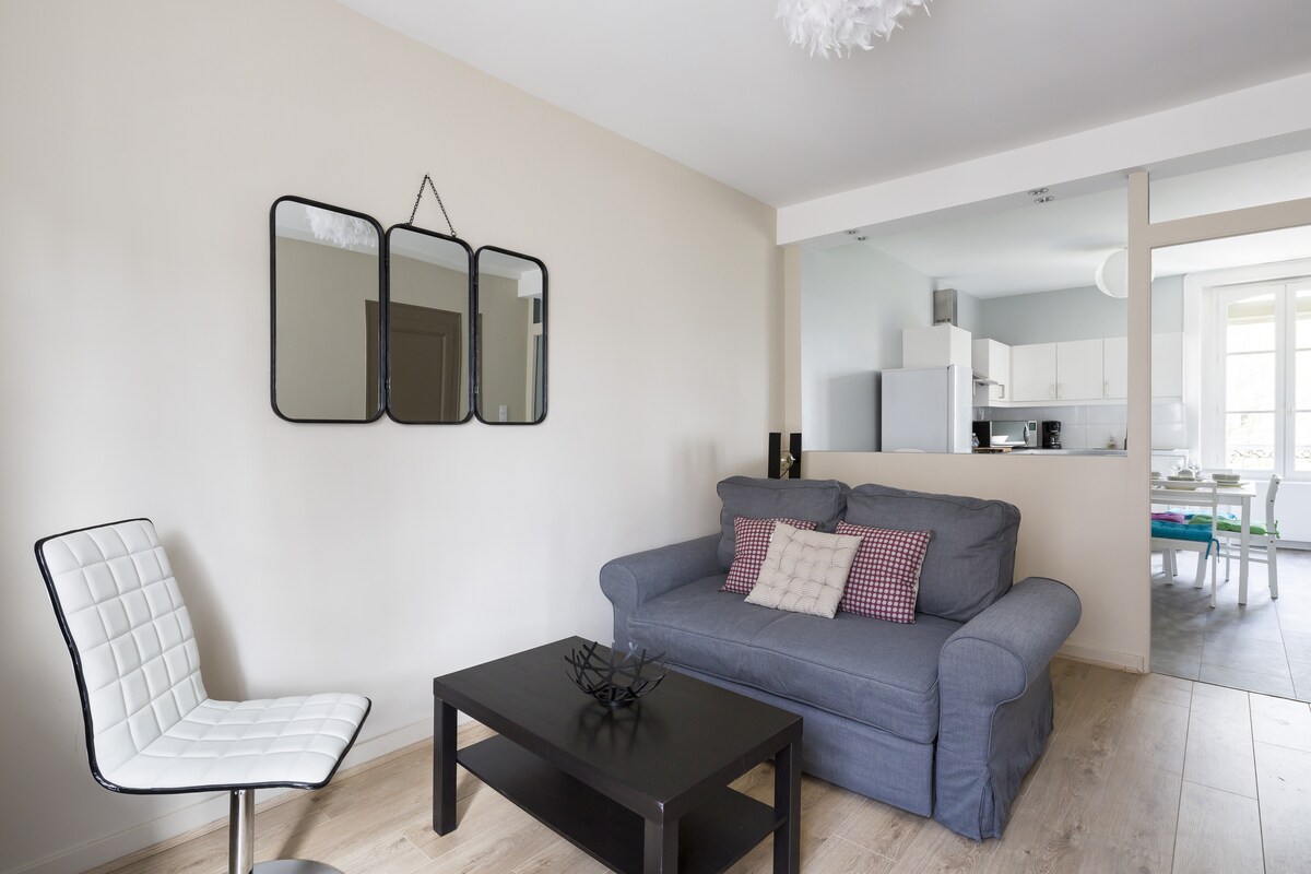 Successful Airbnb property: CÔTÉ RIVIÈRE - Spacious apt of 42m² - Parking in Thabor Saint Hélier Alphonse Guérin