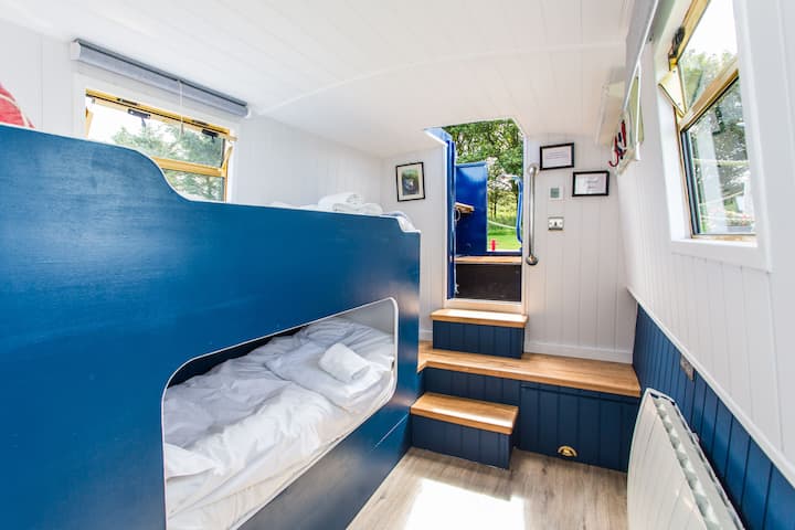 Кревети на спрат на крмата на госпоѓицата Ели