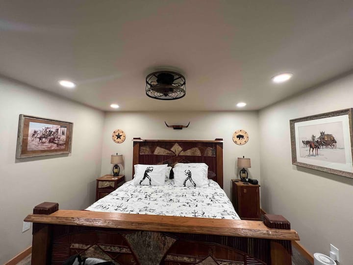 Suita kryesore e krevatit "King Size" në katin e poshtëm.