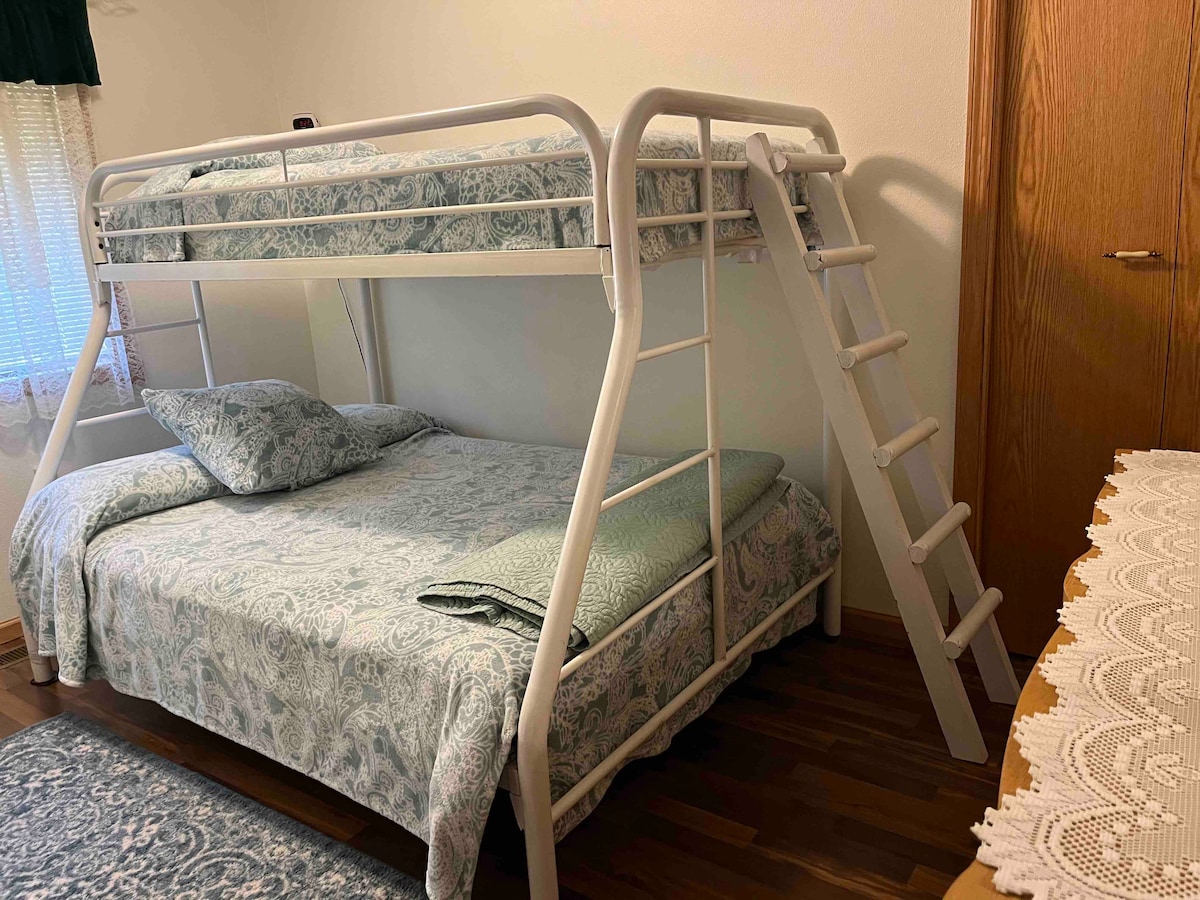 เตียงแฝดเหนือเตียงสองชั้นขนาดใหญ่