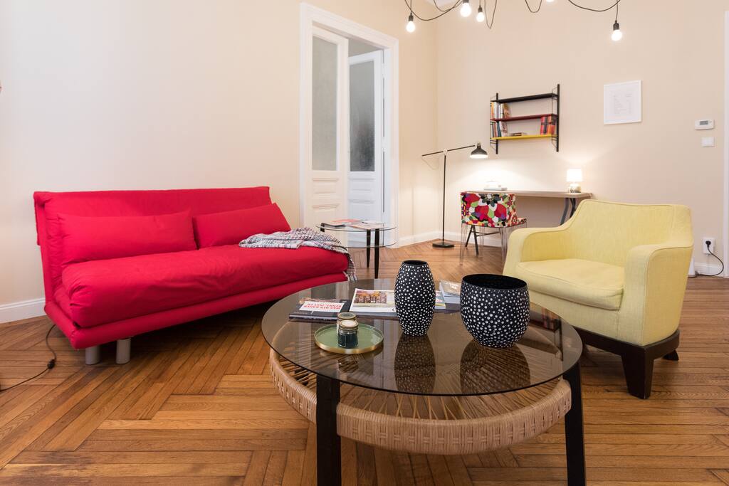 Wohnzimmer mit Arbeitsplatz