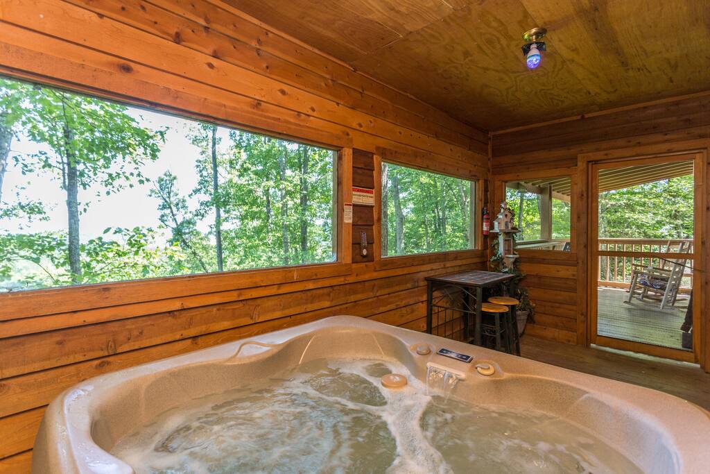 Relaxing Hot Tub On Private Screened In Porch!