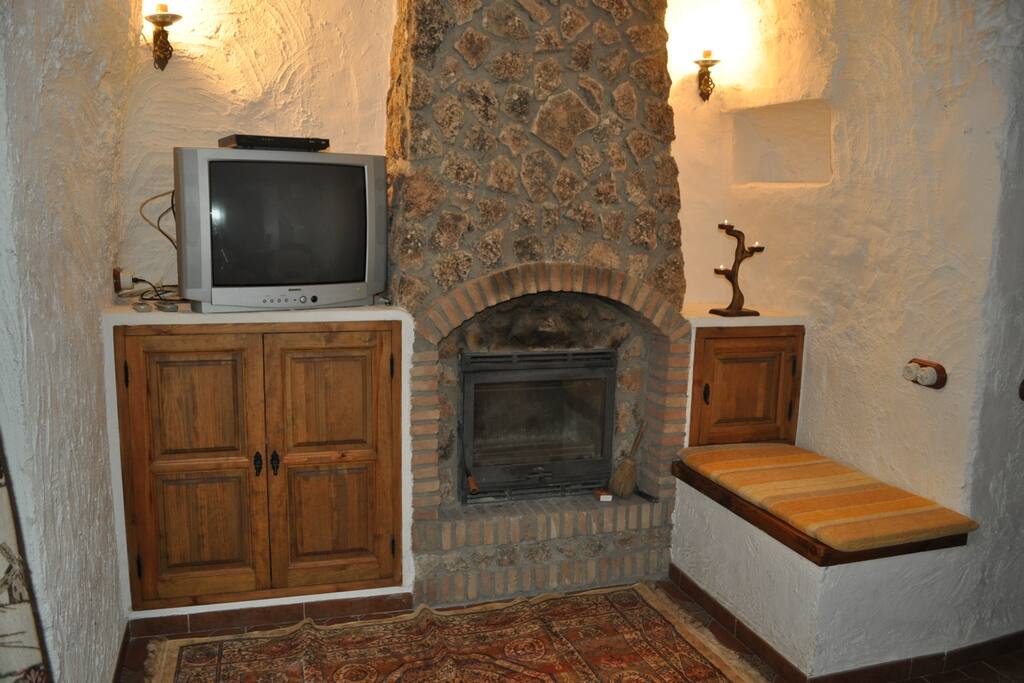 Lounge / dining room with chimney and television.
Salón/comedor con chimenea y televisión.