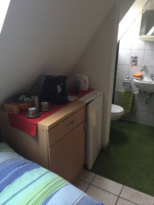 Tassimo Kaffeemaschine mit Tabs, Wasserkocher, Teebeutel, Kühlschrank. Tassen, Teller und Besteck incl.