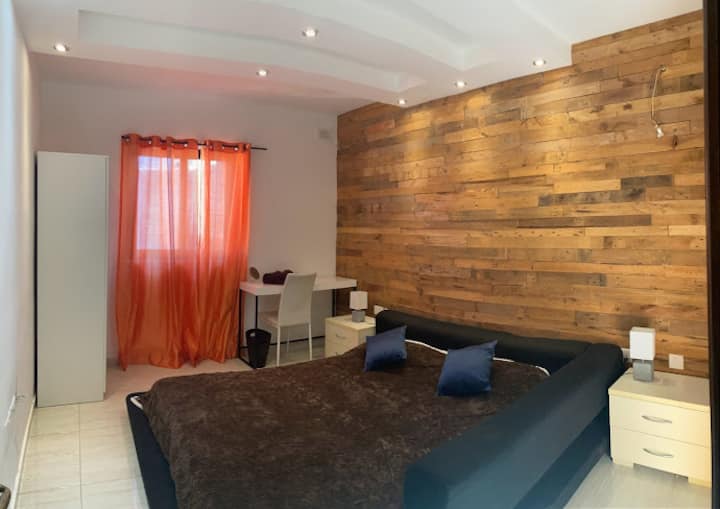 غرفة نوم 3 بسرير مزدوج وحمام داخلي