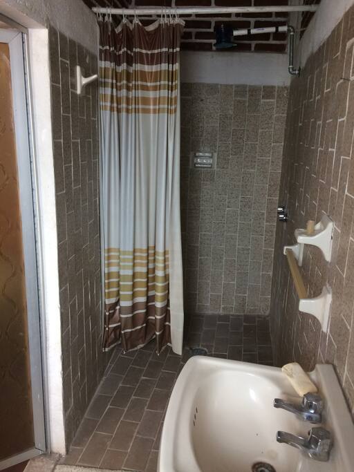 El baño es privado cuenta con regadera con agua caliente, toilette y lavabo