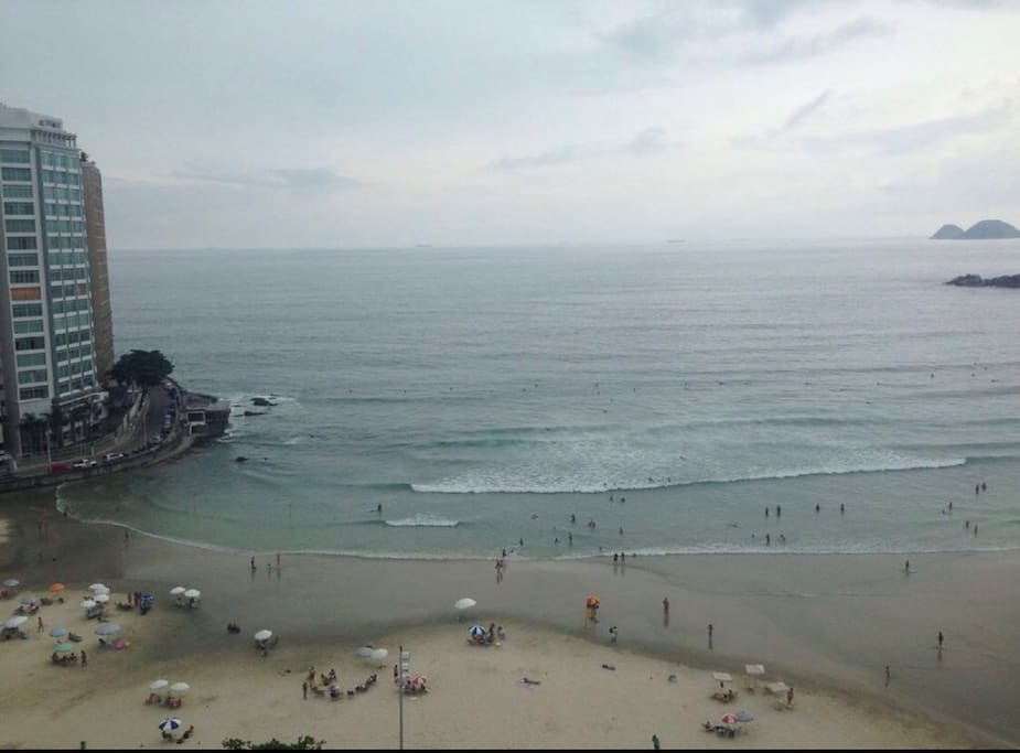 Imagem da praia frente ao prédio.