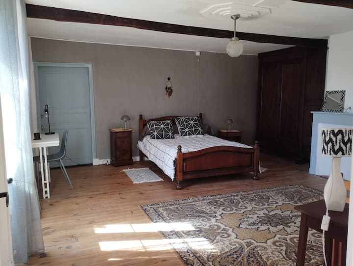 Chambre parentale,avec lit à barreaux enfant,la plus ancienne , exposée Sud