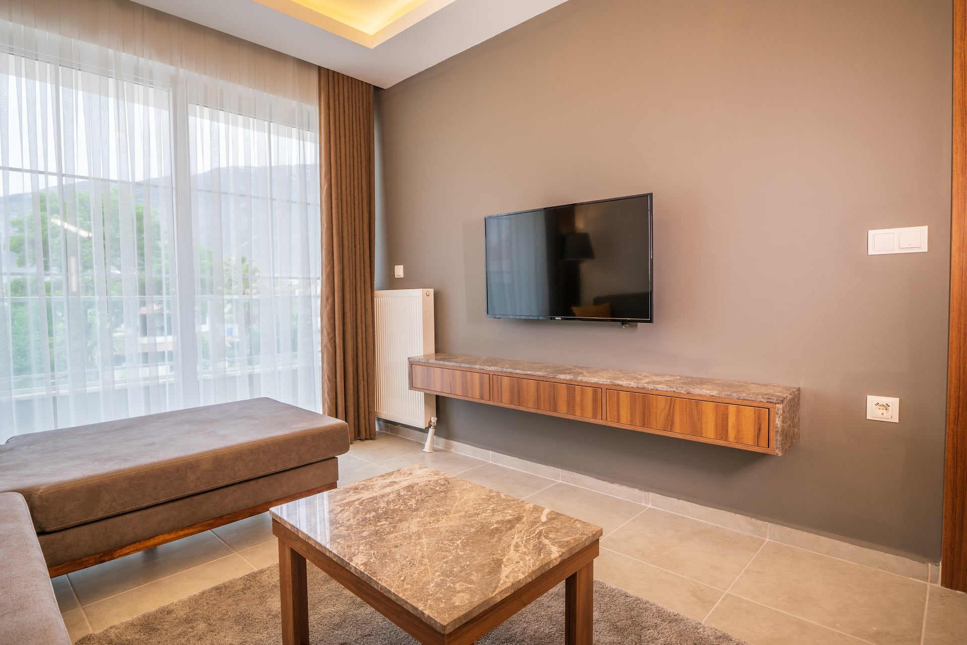 Midpoint Suites - Deluxe Suite 105 — photo 3