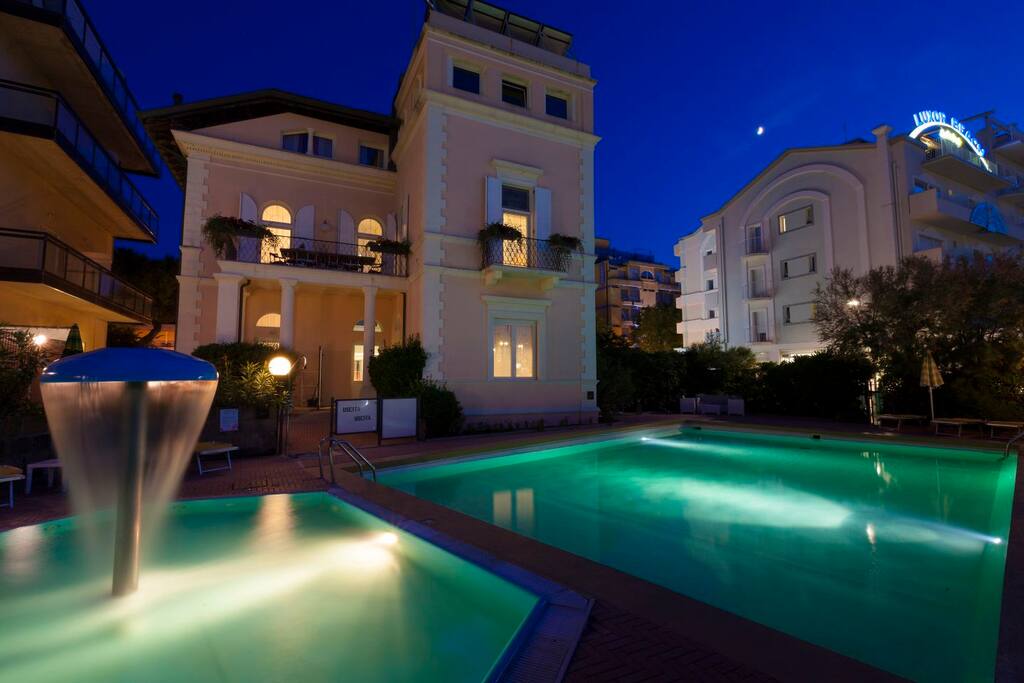 Notturna villa e piscine dalla spiaggia