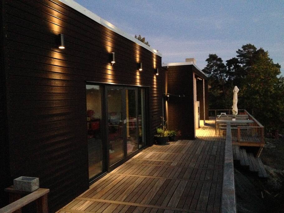 The deck runs all along the front side facing the sea