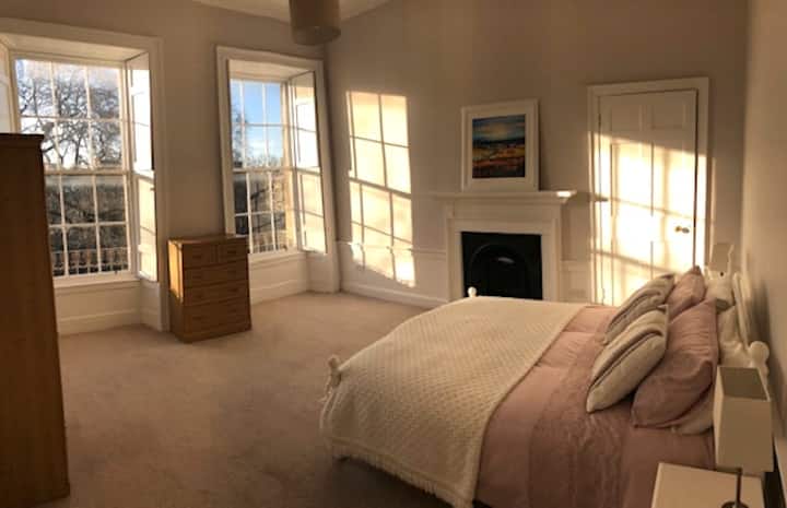 Spálňa 1 s manželskou posteľou King a úložným priestorom