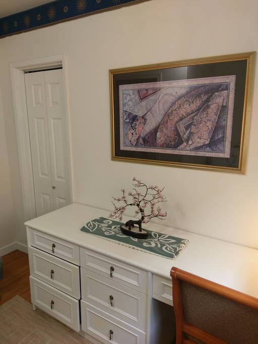 Private Bedroom ("B" Room).