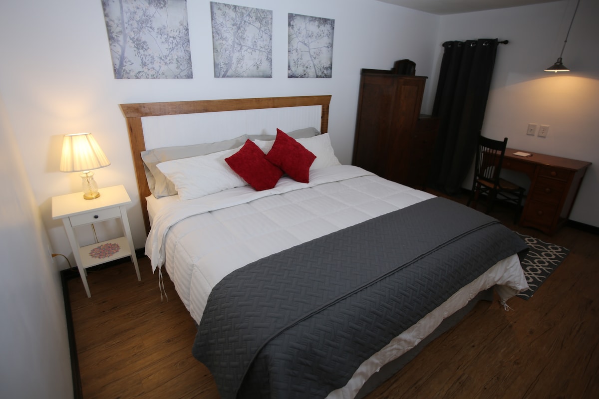 เตียงคิงไซส์บนหมอนสุดหรู