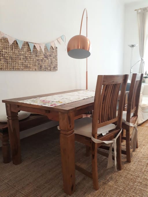 Esstisch im hellen Wohnzimmer für bis zu 8 Personen