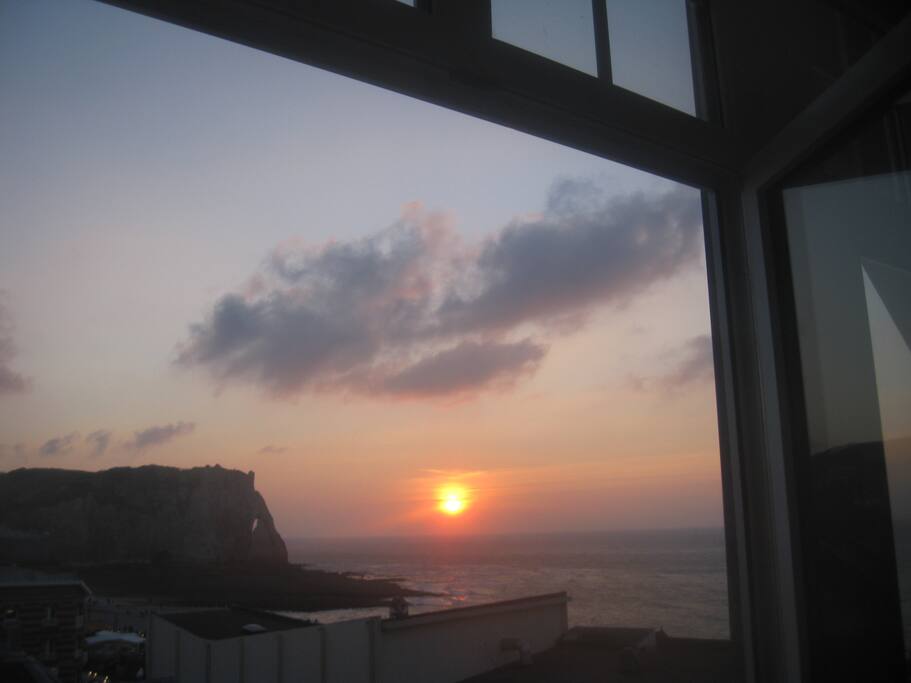 Le soleil couchant depuis la fenêtre de la chambre