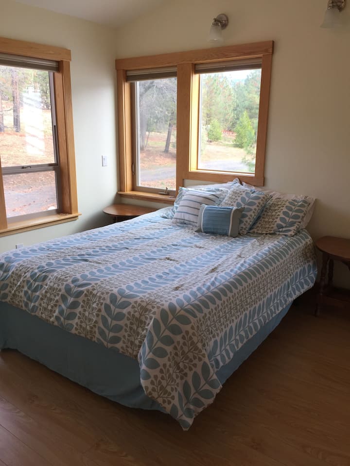 Upstairs bedroom (queen bed)